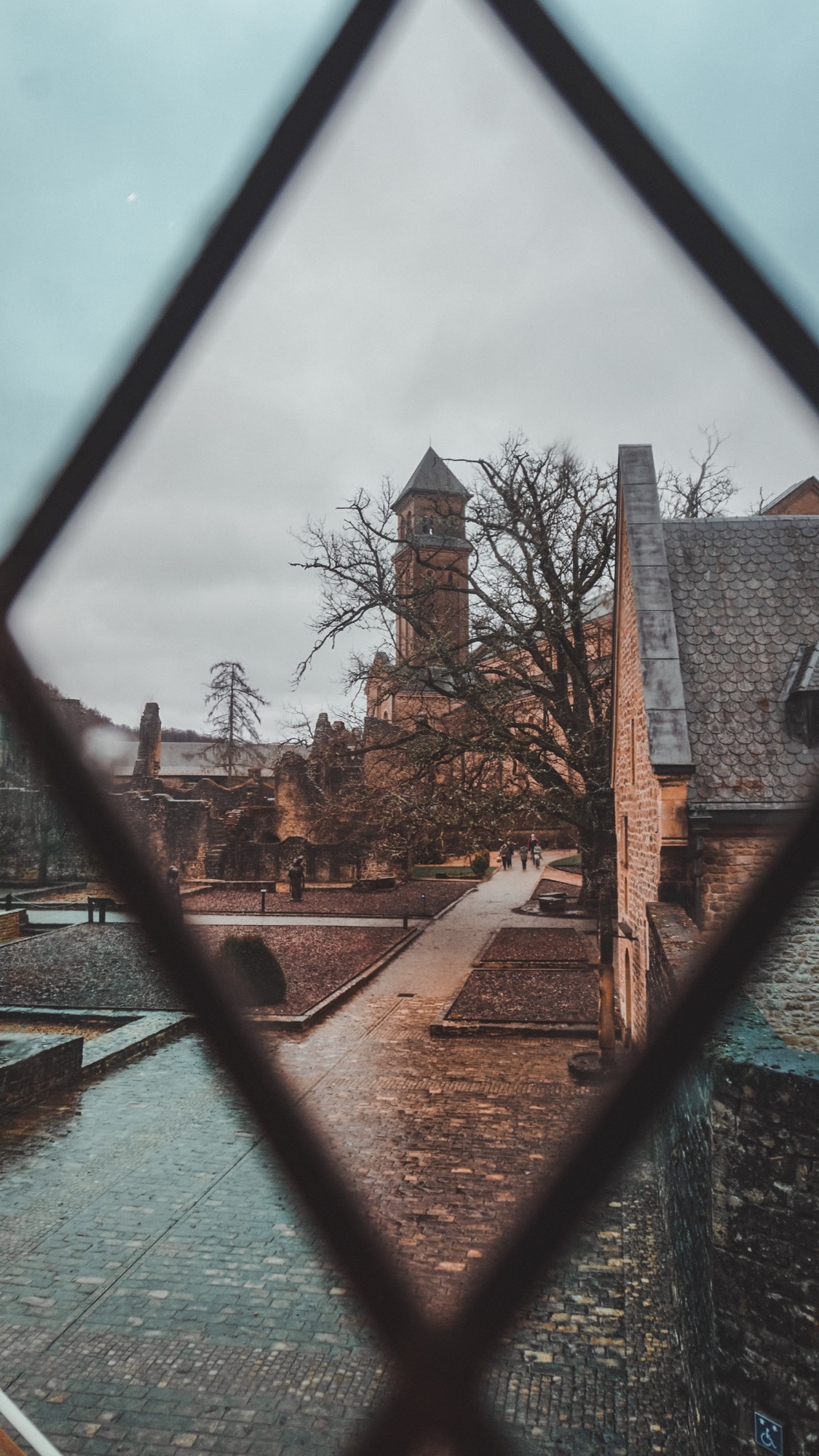 Architecture seen through a geometric frame